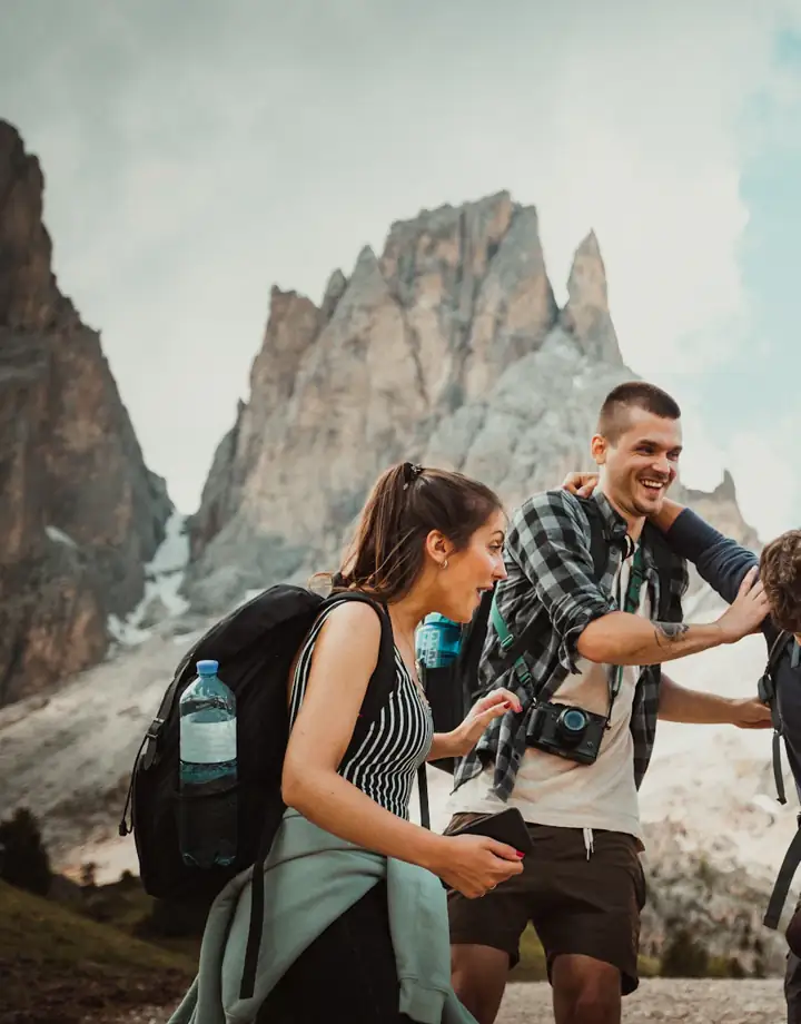 Grupo de amigos sorrindo em trilha nas montanhas